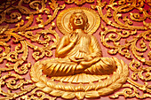 Laos, Luang Prabang. Goldene Reliefschnitzerei von Buddha.