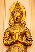 Chiang Mai, Thailand. Wat Phan On. Wanddekoration einer Buddha-Statue.
