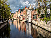Belgien, Brügge. Spiegelungen von mittelalterlichen Gebäuden entlang des Kanals.