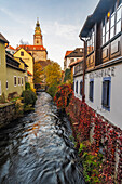 Blick den Kanal hinunter zum Schlossturm in Cesky Krumlov, Tschechische Republik