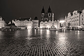 Tyn-Kirche in der Morgendämmerung auf nassem Kopfsteinpflaster auf dem Altstädter Ring in Prag, Tschechische Republik