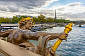Paris. Statue der Nymphes de la Seine auf der Pont Alexandre III, entlang der Seine. In der Ferne der Eiffelturm.