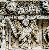 Fassade der Engelsstatue des Heiligen Michael, Kathedrale von Nimes, Gard, Frankreich. Entstanden 1100 n. Chr,
