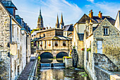 Bunte alte Gebäude, Spiegelung des Flusses Aure, Bayeux, Normandie, Frankreich. Bayeux wurde im 1. Jahrhundert v. Chr. gegründet und war die erste Stadt, die nach dem D-Day befreit wurde.