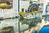 Farbenfrohe alte Gebäude, Spiegelung des Flusses Aure, Bayeux, Normandie, Frankreich. Bayeux wurde im 1. Jahrhundert v. Chr. gegründet und war die erste Stadt, die nach dem D-Day befreit wurde.