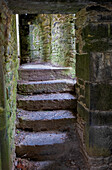 Kloster Ross Errily. Gelegen in der Grafschaft Clare, Irland. Diese alte Treppe führt zu einem Raum, der kein Dach mehr hat.