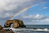 Regenbogen über dem Great Pollet Sea Arch in der Grafschaft Donegal, Irland
