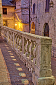 Italien, Umbrien, Assisi. Kurze Steinmauer mit Säulen in der Nähe des Convento Chiesa Nuova.