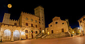Vollmond über dem Zentrum von San Gimignano. Ein Unesco-Weltkulturerbe. Toskana, Italien.