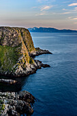 Norwegen, Finnmark, Loppa. Vogelnistklippen mit Blick auf die Norwegische See.