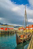 Norwegen, Lofoten. Ballstadoy von der anderen Seite des Sees
