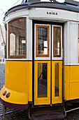 Lissabon, Portugal. Eine der vielen berühmten Straßenbahnen in Lissabon