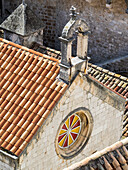 Kroatien, Dubrovnik. Blick vom Dach auf die Verkündigungskirche, eine serbisch-orthodoxe Kirche mit vielen gotischen Elementen, die 1877 erbaut wurde.