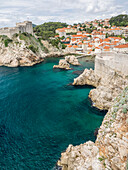 Kroatien, Dubrovnik. Die Festung Lovrijenac oder St. Lawrence bewacht die geschützte Bucht und die nördliche seewärtige Zufahrt zur Altstadt von Dubrovnik an der dalmatinischen Küste.