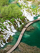 Kroatien, Nationalpark Plitvicer Seen. Uferpromenade entlang des Nationalparks Plitvicer Seen von oben gesehen.