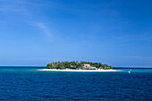 Fidschi. Boote fahren zur Beachcomber-Insel, die zur Mamanuca-Inselkette gehört. Diese Insel ist als die Partyinsel von Fidschi bekannt.