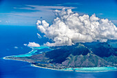 Französisch-Polynesien, Moorea. Luftaufnahme der Insel.