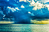 Regenwolke, Moorea, Tahiti, Französisch Polynesien. Verschiedene Blautöne von Lagune und Korallenriffen
