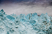 Blaues Eis prägt das Gesicht des Margerie Glacier.