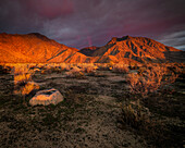 USA, Kalifornien, Anza-Borrego Desert State Park. Wüstenlandschaft und Berge bei Sonnenaufgang.