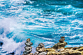 Steinhaufen Cairns, Honolulu, Oahu, Hawaii. Steinhaufen symbolisieren Wanderwege