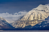 Winter an der Garden Wall und am Cannon Mountain über dem Lake McDonald im Glacier National Park, Montana, USA