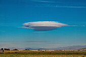 USA, Oregon, Vale. Linsenförmige Wolke