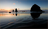 USA, Oregon. Cannon Beach und Haystack Rock bei Sonnenuntergang