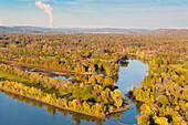 USA, Tennessee. Herbstfärbung des Tennessee River, Dampf aus dem Kernkraftwerk Watts Bar steigt am Horizont auf