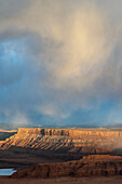 USA, Utah. Gewitterwolken und durchbrechendes Sonnenuntergangslicht auf den Tafelbergen am Dead Horse Point Overlook, Dead Horse Point State Park.