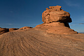 USA, Utah. Geologische Formationen aus Sandstein in der Nähe des Eye of the Whale Arch, Arches National Park.