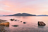 Sonnenaufgang über den San Juan Islands von Anacortes, Washington State. Cypress Island ist in der Ferne zu sehen.