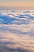 Nebel über der Strait of Juan de Fuca bei Sonnenaufgang. Vom Olympic National Park aus gesehen, Bundesstaat Washington