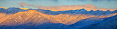 USA, Bundesstaat Washington. Panoramabild des Sonnenaufgangs über den Olympic Mountains im Winter.