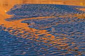 USA, Washington, Copalis Beach, Iron Springs. Muster im Strandsand bei Sonnenuntergang.
