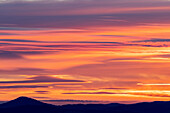 Sonnenaufgangswolken und sanfte Hügel von Steptoe Butte bei Colfax, Bundesstaat Washington, USA