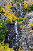 USA, Bundesstaat Washington, östlich von Newhalem Highway 20 Wasserfall mit Herbstfärbung