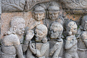 Indonesien, Java, Borobudur. Größtes buddhistisches Monument der Welt. UNESCO. Detail der in Stein gehauenen Figuren im "verborgenen Fuß".