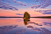 Kanada, Manitoba, Paint Lake Provincial Park. Insel im Paint Lake bei Sonnenaufgang.