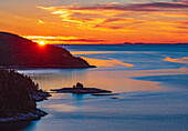 Kanada, Québec, Tadoussac. Sonnenaufgang entlang des Saguenay-Flusses.