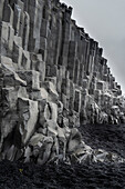 Island. Schwarze Strände und säulenförmige vulkanische Klippen von Reynisfjara, Ringstraße.