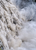 Wasserfall Dettifoss im Vatnajokull-Nationalpark. Dettifoss Selfoss ist der zweite von mehreren Wasserfällen des Flusses Jokulsa a Fjollum in der Schlucht Jokulsargljufur, Island