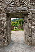 Eine alte Tür markiert den Durchgang zwischen der alten Kirche und dem Friedhof des Klosters Glendalough.