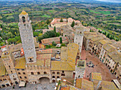 Italien, Toskana, San Gimignano. Blick vom Torre Grossa über die Dächer von San Gimignano und die toskanische Landschaft, Toskana, Italien
