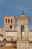 Italien, Umbrien, Narni. Die mittelalterliche Kathedrale San Giovenale und der Glockenturm in dem alten Dorf Narni.