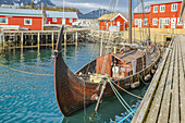 Norwegen, Lofoten-Inseln. Ballstadoy von der anderen Seite des Sees