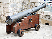 Kroatien, Dubrovnik. Eine Verteidigungskanone auf der obersten Ebene des Forts Lovrijenac.