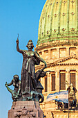 Argentinien, Buenos Aires. Statue vor dem Capitol-Gebäude.