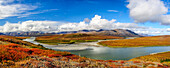 USA, Alaska, Noatak National Preserve. Herbstfarben am Zusammenfluss von Noatak und Niniuktuk Rivers.
