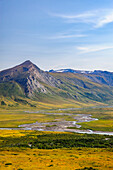 USA, Alaska, Gates of the Arctic National Park, Noatak River. Arktische Tundra-Landschaft an der Einmündung des Igning River.